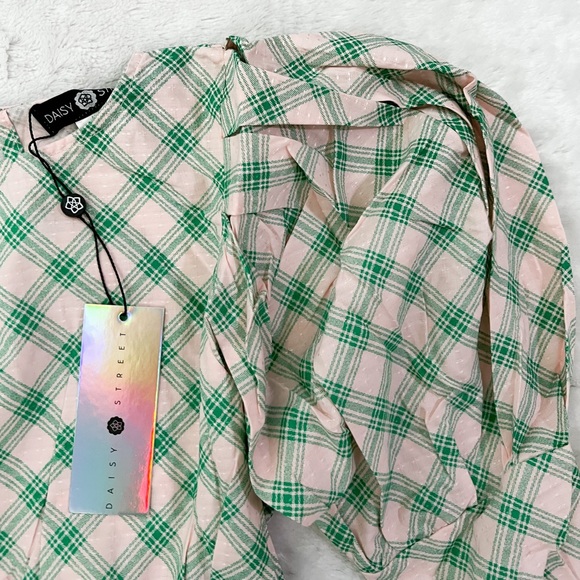 NWT- Dolls Kill DAISY STREET Balloon Pink/Green Puff Sleeved Plaid Ruffle Top - Picture 6 of 12